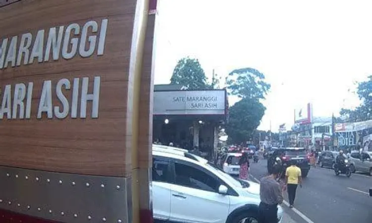 Suasana warung sate maranggi sari asih dari luar