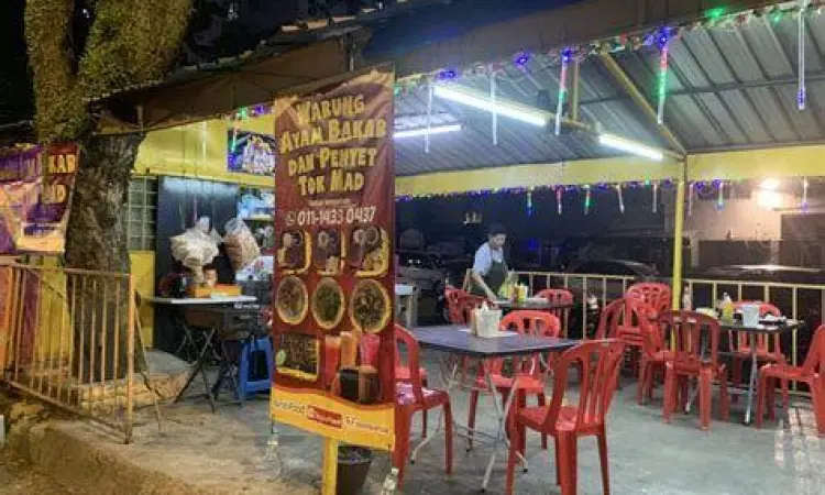 Warung ayam bakar tradisional yang ramai pembeli