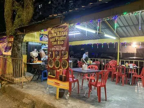 Suasana Warung Ayam Bakar Warung ayam bakar tradisional yang ramai pembeli
