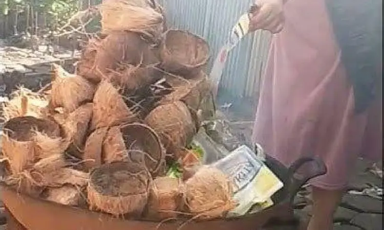 Proses pembakaran ayam menggunakan arang kayu