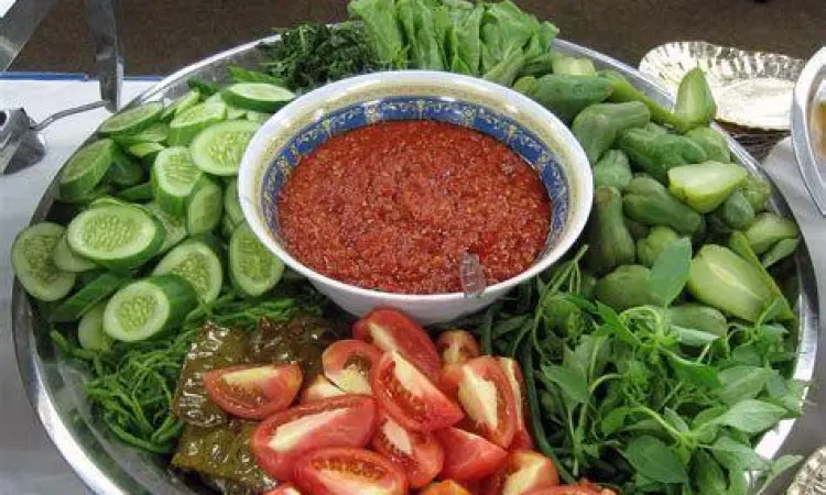 Aneka sambal dan lalapan segar sebagai pendamping ayam bakar
