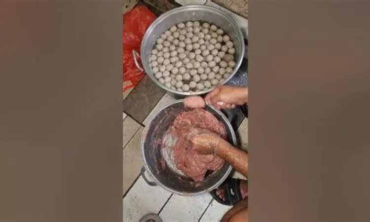 Proses Pembuatan Bakso Proses pembuatan bakso keju manual