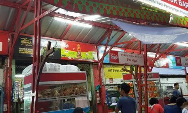 Suasana pedagang bubur ayam yang ramai pembeli