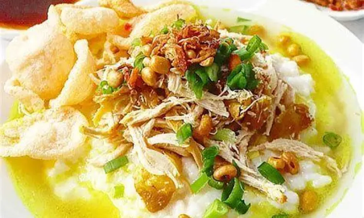 Sajian bubur ayam dengan kuah kuning yang kaya rempah