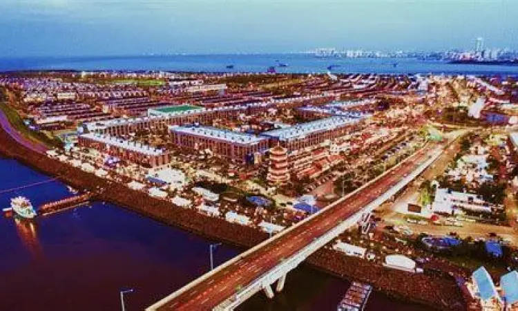 Sunset at PIK Golf Island Pemandangan matahari terbenam dari resto di tepi pantai PIK