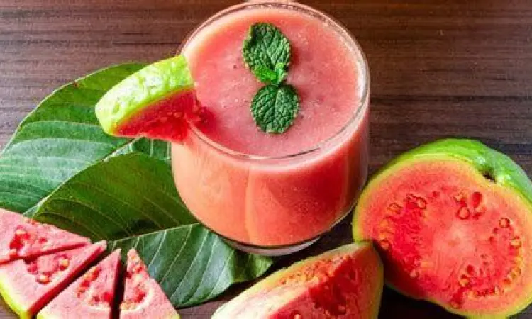 Manfaat Estetika Jus Jambu Wanita minum jus buah segar dengan kulit sehat