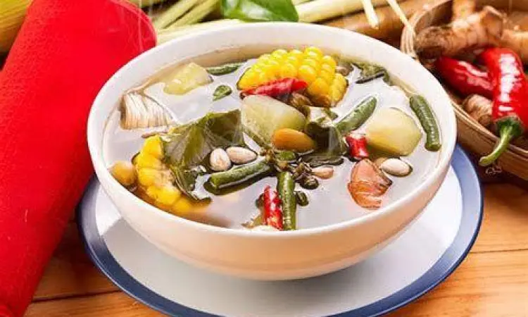 Penyajian sayur asem dengan lauk pendamping