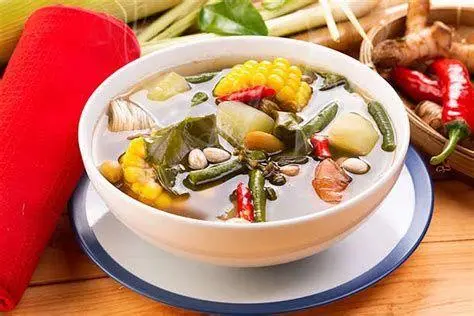 Penyajian Sayur Asem Penyajian sayur asem dengan lauk pendamping