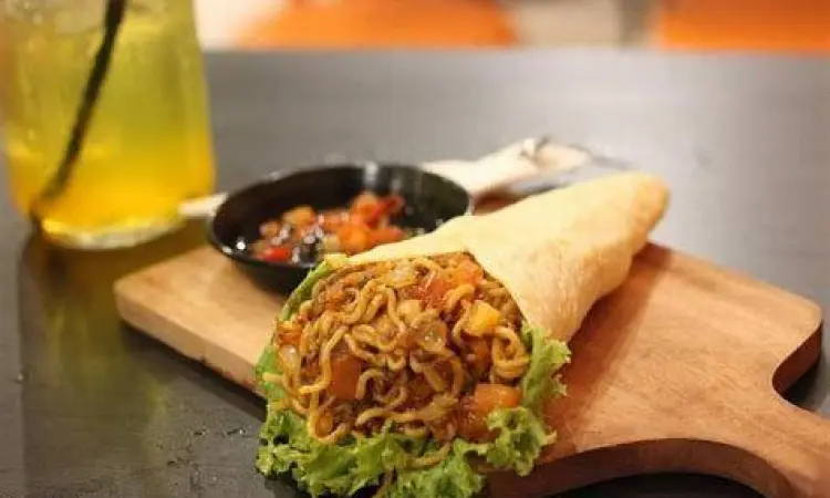 Menu mie instan kreatif dengan topping melimpah