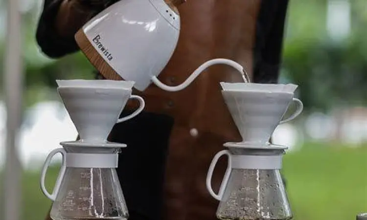 Manual Brew Bekasi Barista menyeduh kopi manual brew di Bekasi