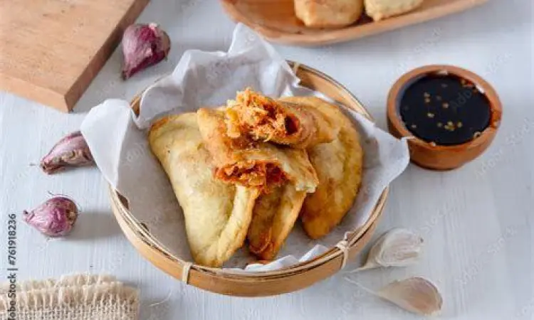 Proses memasak isian ayam suwir pedas mercon