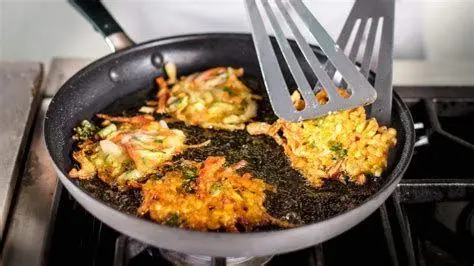 Menggoreng Cireng Aman Proses menggoreng cireng dengan teknik minyak suhu sedang