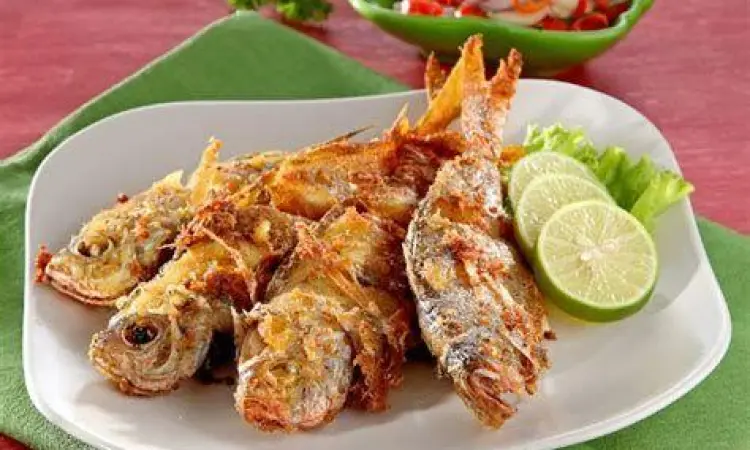 Sajian ikan goreng dengan bumbu kuning meresap