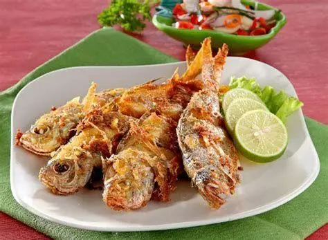 Hasil Akhir Ikan Goreng Bumbu Kuning Sajian ikan goreng dengan bumbu kuning meresap