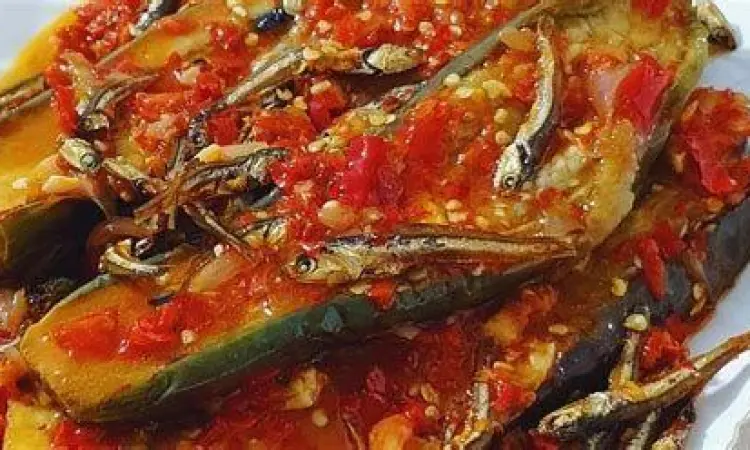Variasi terong balado dengan campuran teri dan petai