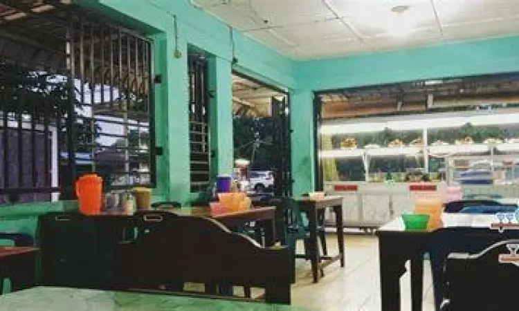 Suasana interior rumah makan minang