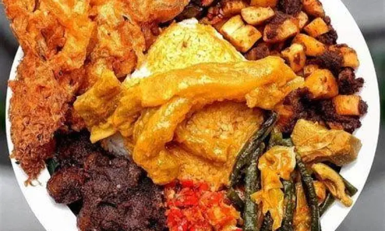 Penjual nasi kapau dengan sendok panjang