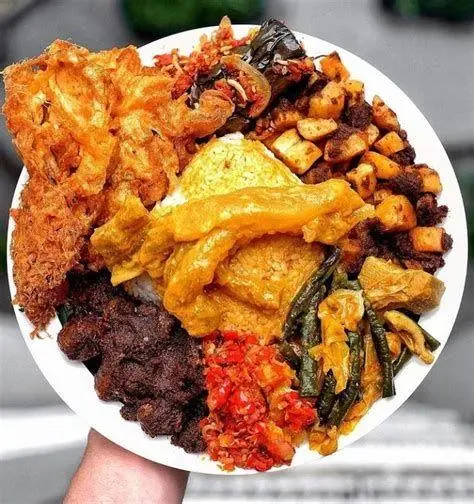 Nasi Kapau Tradisional Penjual nasi kapau dengan sendok panjang