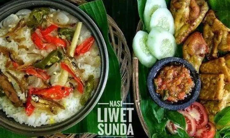Nasi liwet hangat di warung sunda
