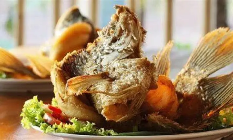 Ikan gurame goreng kering bumbu kuning