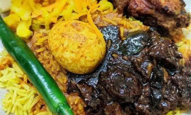 Seni Kuah Banjir Nasi kandar dengan tumpahan kuah kari melimpah
