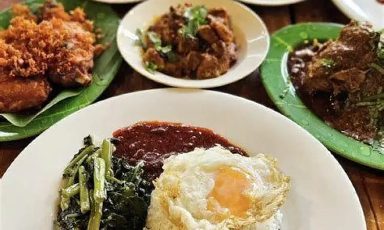 Pilihan Lauk Nasi Kandar Berbagai pilihan lauk nasi kandar di etalase