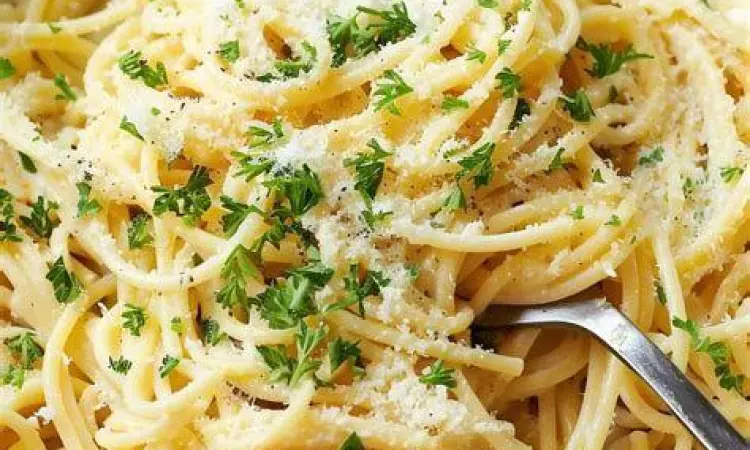 Sentuhan Akhir Parmesan Taburan keju parmesan di atas pasta