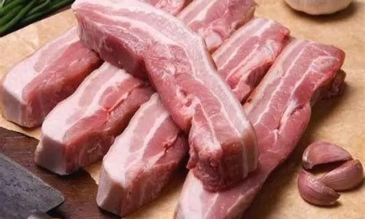 potongan daging babi samcan segar