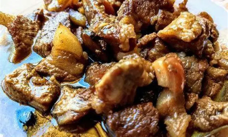 penyajian babi kecap dalam mangkuk