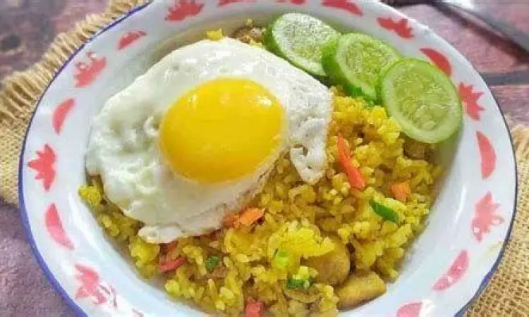 Sajian nasi goreng kunyit tradisional dengan telur ceplok