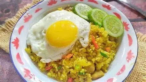 Nasi Goreng Kunyit Tradisional Sajian nasi goreng kunyit tradisional dengan telur ceplok
