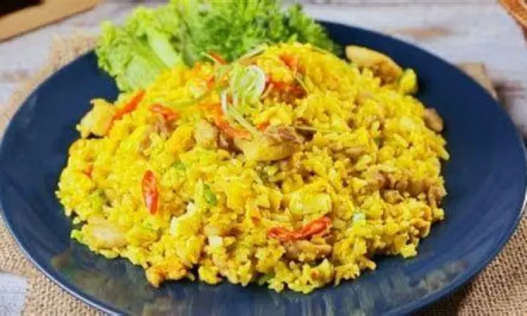 Plating mewah nasi goreng kunyit di restoran