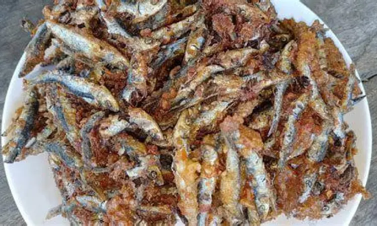 Berbagai jenis ikan kecil goreng di pasar tradisional