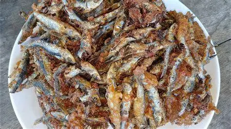 Varian Ikan Kecil Goreng Berbagai jenis ikan kecil goreng di pasar tradisional