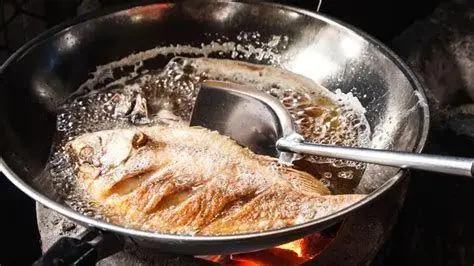 Teknik Deep Frying Ikan Proses menggoreng ikan kecil dalam minyak panas