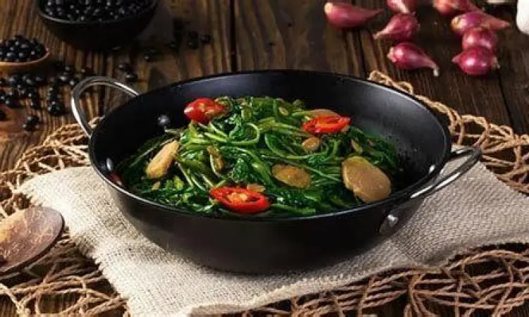 Bawang putih bawang merah dan cabai untuk bumbu cah kangkung