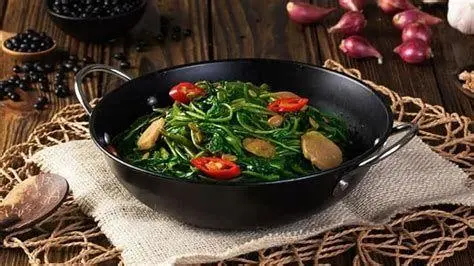 Bahan Utama Bumbu Cah Kangkung Bawang putih bawang merah dan cabai untuk bumbu cah kangkung