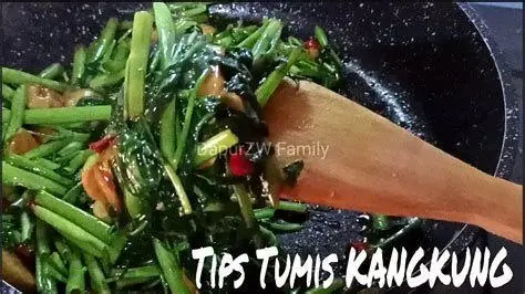 Teknik Menumis Kangkung Proses menumis kangkung dengan api besar