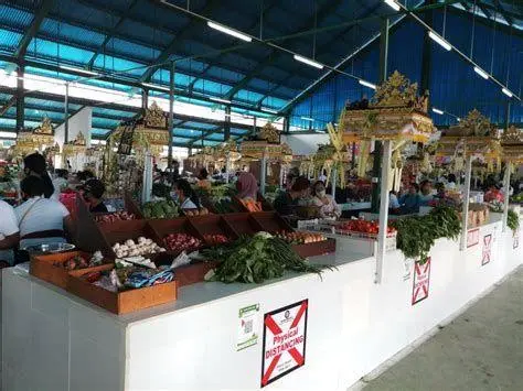 Interior Pasar Mampang Kondisi bagian dalam pasar yang tertata rapi