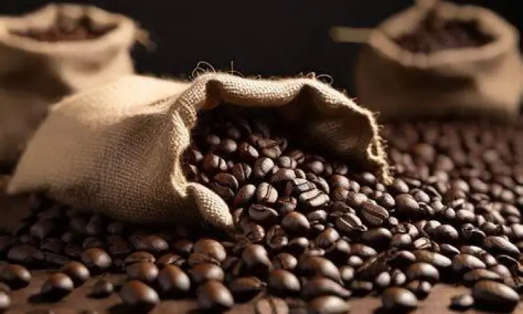 Biji kopi arabika segar yang baru disangrai