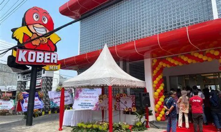 Suasana interior outlet Mie Kober modern