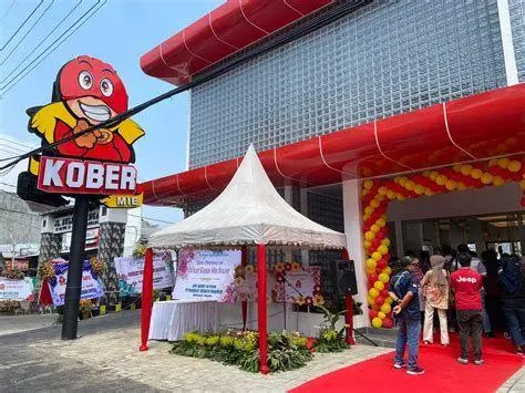 Outlet Mie Kober Suasana interior outlet Mie Kober modern