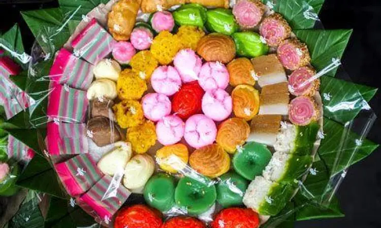 Aneka kue basah tradisional di pasar
