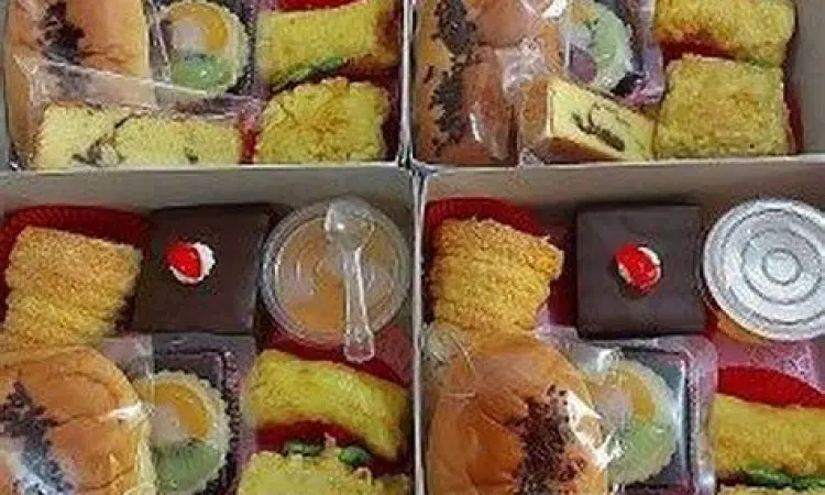 Snack box premium dengan jajanan pasar