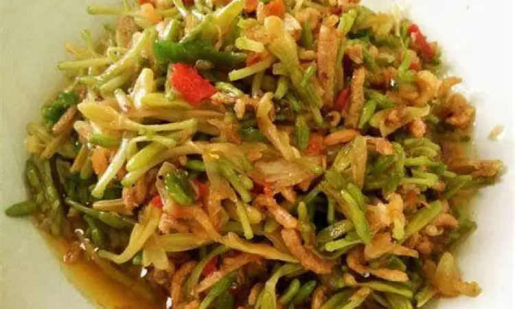 Tumis bunga pepaya campur teri medan pedas