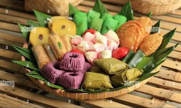 Koleksi kue basah tradisional Indonesia seperti klepon dan lapis legit