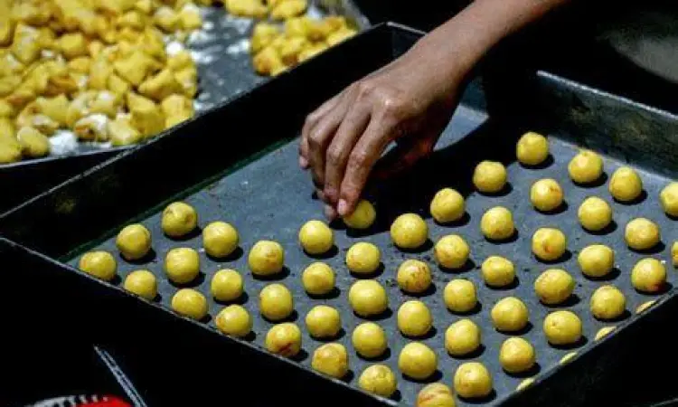Proses pembuatan kue tradisional oleh pengrajin kuliner lokal