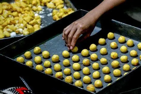 Proses Pembuatan Kue Tradisional Proses pembuatan kue tradisional oleh pengrajin kuliner lokal