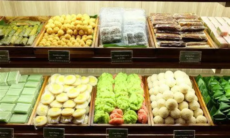 Penyajian jajan pasar tampah dalam setting acara modern