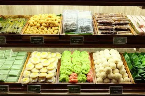 Display Jajan Pasar Modern Penyajian jajan pasar tampah dalam setting acara modern